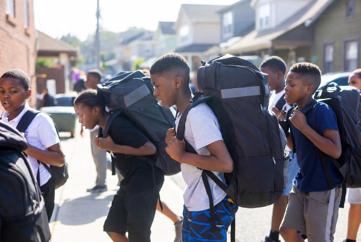 Dangers Of Heavy Backpack on children and their 12 solutions
